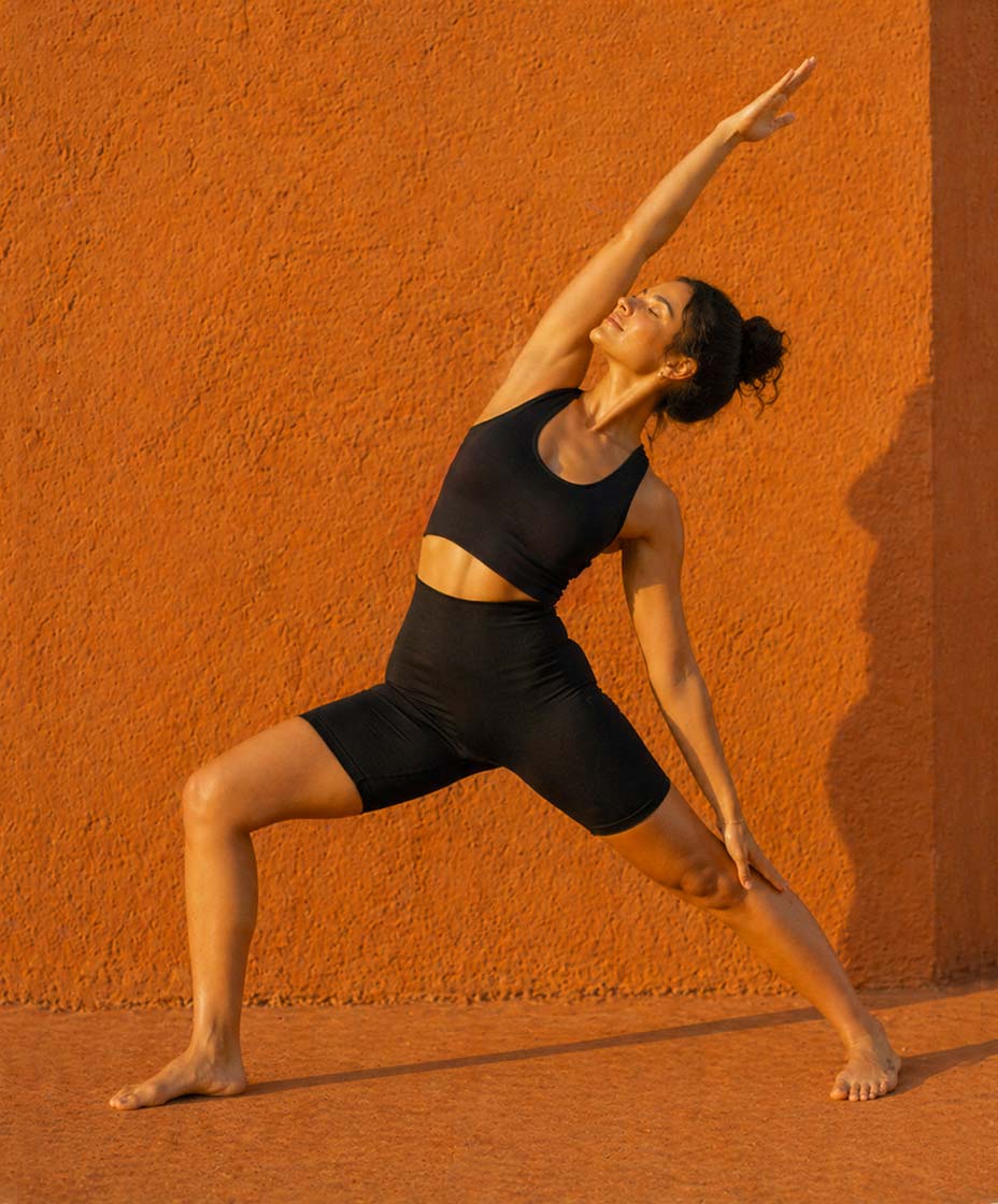 Short Yoga Noir Taille Haute en Matière Naturelle - UltimComfort