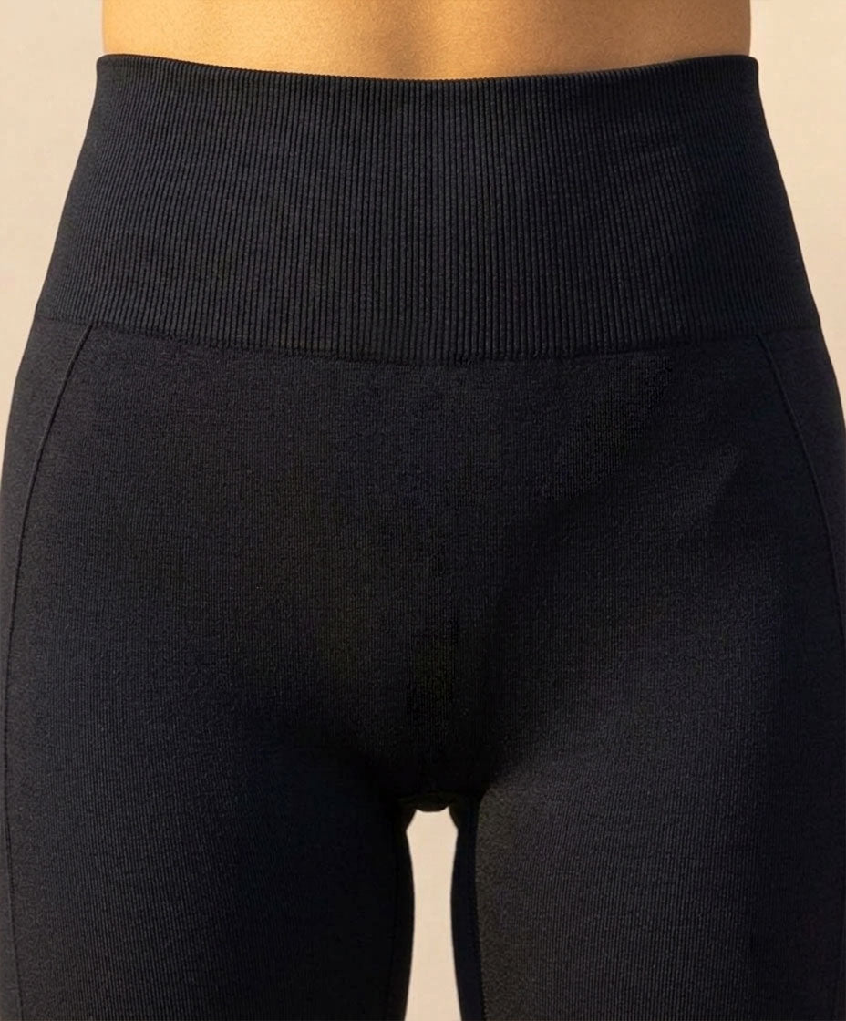 Short Yoga Noir Taille Haute en Matière Naturelle - UltimComfort